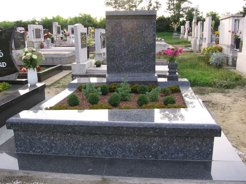 Kettes síremlékek - Balassa gránit