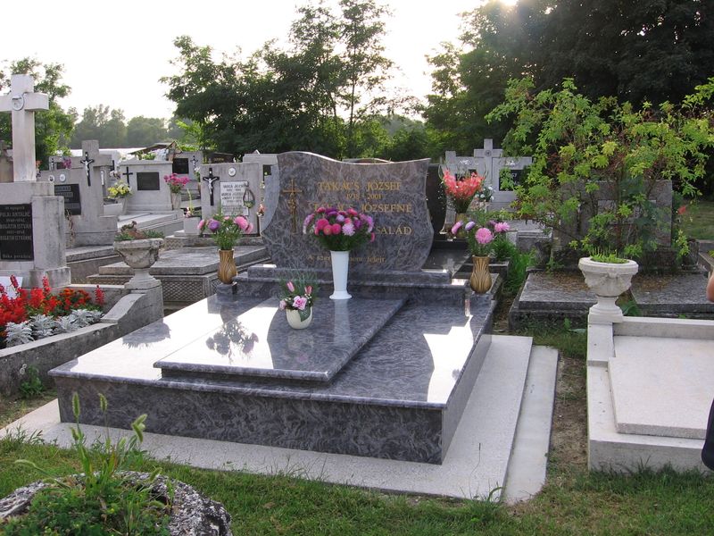 Kettes síremlékek - Balassa gránit